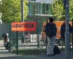 Zweisamer Protest vor dem Telekomgebäude in der Rüppurrerstrasse.