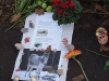 Blumen, Kerzen und ein Brief für die Verstorbenen.
