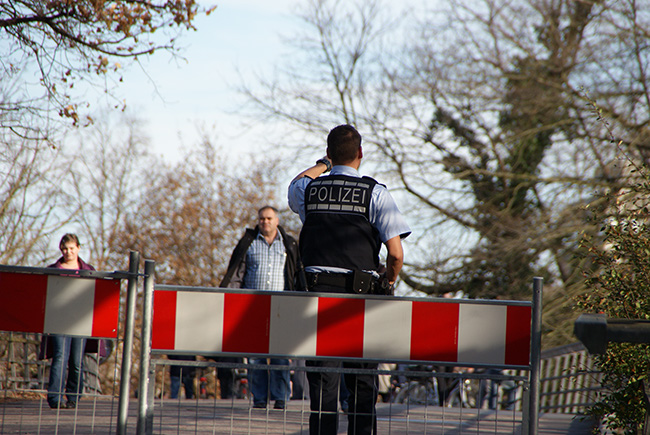 Irgend jemand öffnete die Absperrungen. Bis die Polizei davon erfuhr spazierten viele an diesem Sonntag über die Zoogartenbrücke.